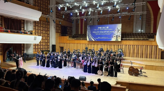 民族音乐拉近越中两国青年的距离