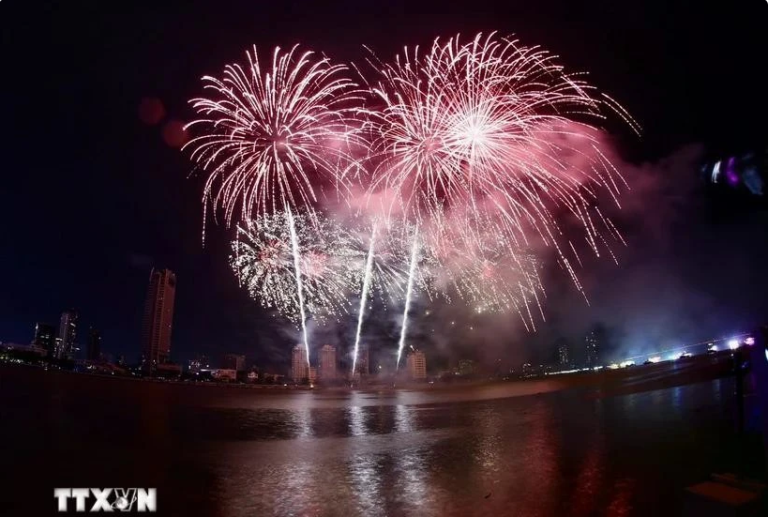 越南队和中国队跻身2025年岘港国际烟花节决赛