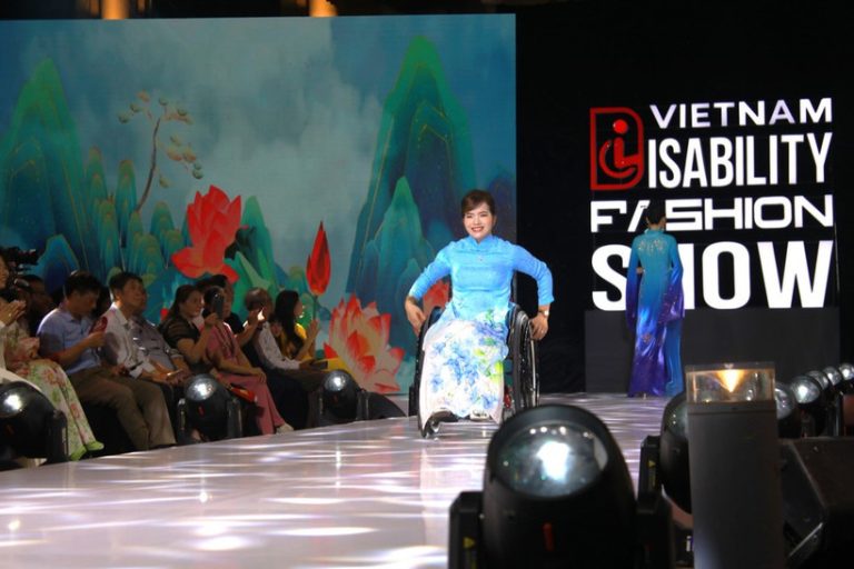 越南首个残疾人时装秀正式亮相