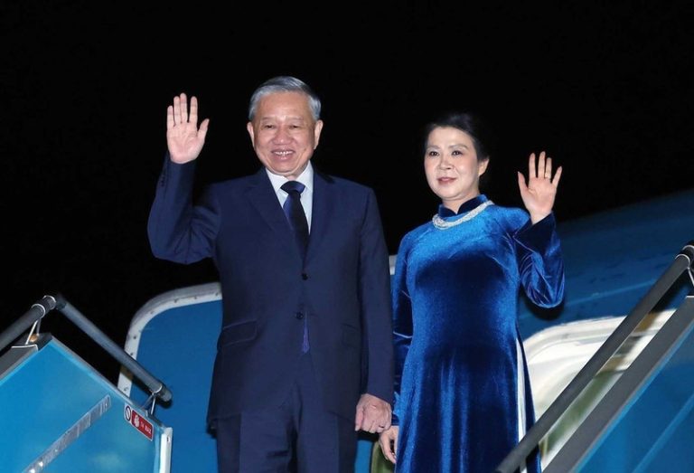 越南苏林总书记和夫人启程对大不列颠及北爱尔兰联合王国进行正式访问